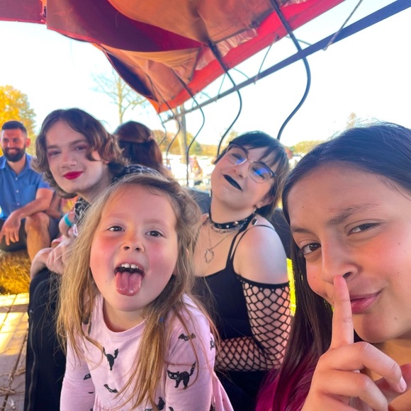 Meet your Posher, Cori - Picture 1 of 5